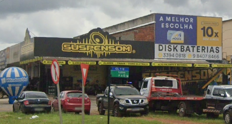 Oficina Suspensom com carros sendo equipados
